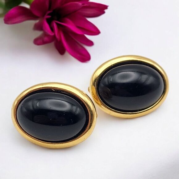 Vintage Trifari Black Oval Cabachon Lucite Gold Tone Earrings Approximately 1" - Picture 1 of 6
